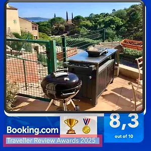 Vue Au Loin Maisonnette équipée Pour 4 Personnes Avec Piscine Clim Wifi Vélos Tv Barbecues Appartement Cavalaire-sur-Mer
